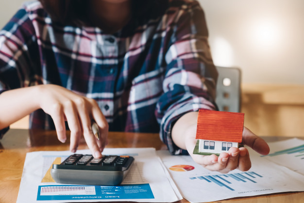 woman-calculating-budget-before-signing-real-estate